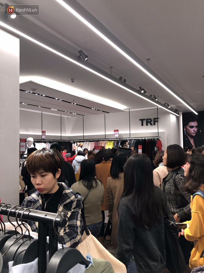 Zara Sài Gòn và Hà Nội đông nghịt, dân tình xếp hàng dài ngay ngày đầu tiên giảm giá